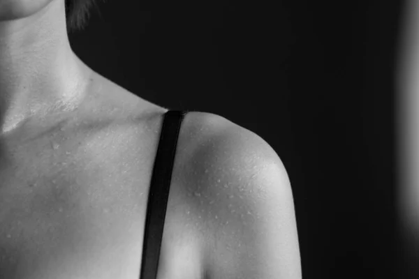 フィットネスモデル女性のスポーティな汗をかいたフォーカスショルダー後の重い運動 作業室の女の子のワークアウトの汗と減量の概念 暗いスタジオの背景 黒と白のスタイル — ストック写真