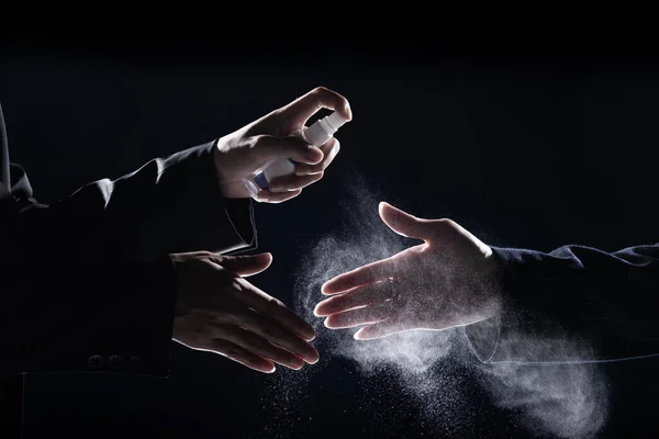 Homem Negócios Aperta Mãos Com Mulher Terno Pulverização Álcool Desinfetante — Fotografia de Stock