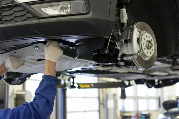 Mãos Mecânico Profissional Reparar Carro Carro Levantado Elevador Uma Oficina — Fotografia de Stock