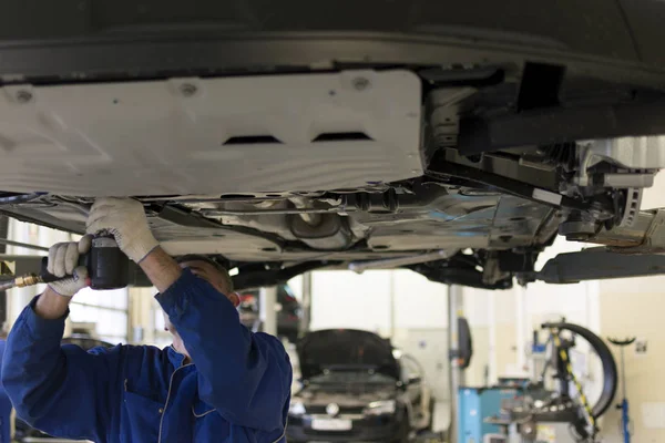 Carro Levantado Elevador Serviço Carro Para Reparo Mecânico Profissional Está — Fotografia de Stock