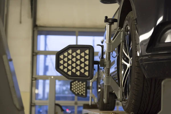 Auto Auf Stand Mit Sensoren Auf Rädern Für Die Radvermessung — Stockfoto