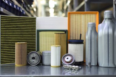 Depolama raflarının arka planındaki bir araba için yedek parça.