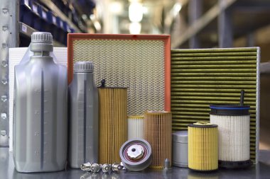 Depolama raflarının arka planındaki bir araba için yedek parça.