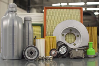 Araba tamircisinin arka planına karşılık yedek parça..