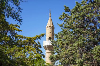 Mavi gökyüzünün arka planında bir Müslüman camiinin minaresi. Dindar Müslüman tapınağı. Bodrum Türkiye.