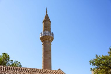 Mavi gökyüzünün arka planında bir Müslüman camiinin minaresi. Dindar Müslüman tapınağı. Bodrum Türkiye.