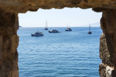 Pencereden deniz manzarası. Ege Körfezi 'nde demirli yatlar. Bodrum Türkiye.