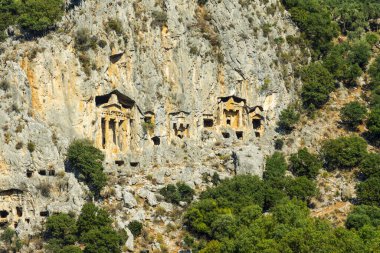 Lycia kayaları, Dalyan hindisinin mezarlarını kesiyor. Güneşli bir günde antik Lycia kaya mezarlarının güzel manzarası..