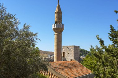 Mavi gökyüzünün arka planında bir Müslüman camiinin minaresi. Dindar Müslüman tapınağı. Bodrum Türkiye.
