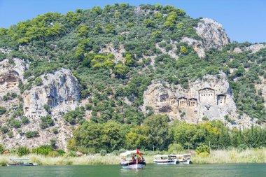 Lycia kayaları, Dalyan hindisinin mezarlarını kesiyor. Güneşli bir günde antik Lycia kaya mezarlarının güzel manzarası..