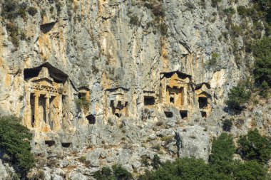 Lycia kayaları, Dalyan hindisinin mezarlarını kesiyor. Güneşli bir günde antik Lycia kaya mezarlarının güzel manzarası..