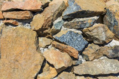 Çimentolu taş duvar. Dekoratif eğri büğrü taş gerçek bir taş duvardır..