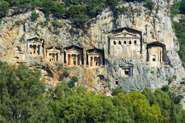 Lycia kayaları, Dalyan hindisinin mezarlarını kesiyor. Güneşli bir günde antik Lycia kaya mezarlarının güzel manzarası..