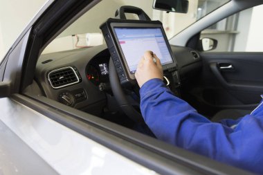 Bir arabanın elektriksel teşhisi. Bir tamirci araba servisinde bir arabaya teşhis koyar..