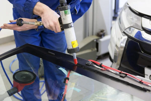 Professional Mechanic Changes Windshield Car Car Workshop Hands Mechanic Holding — Stock Photo, Image