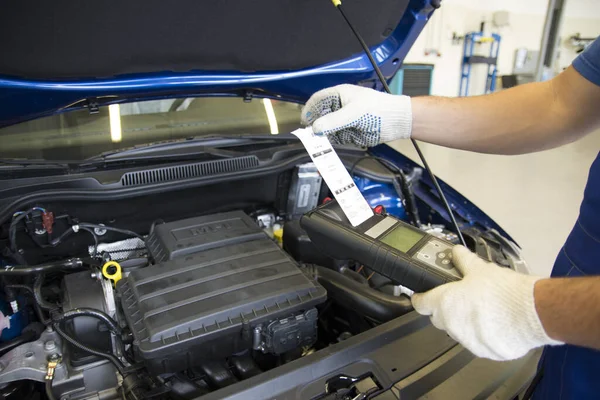 Profesionální Automechanik Pracuje Autoservisu Mechanická Služba Pomocí Multimetru Pro Kontrolu — Stock fotografie