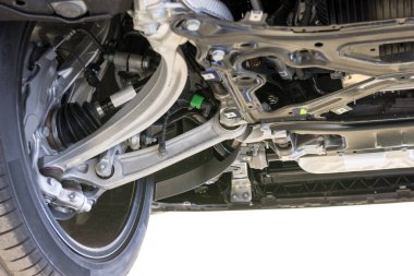 Aşağıdan modern bir arabanın ön süspansiyonu. Modern yolcu arabası teknik fotoğrafçılığı.