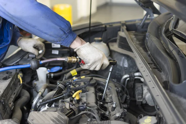 Naprawa Samochodu Stacji Benzynowej Ręce Profesjonalnego Mechanika Trzymają Narzędzie Wymiana — Zdjęcie stockowe