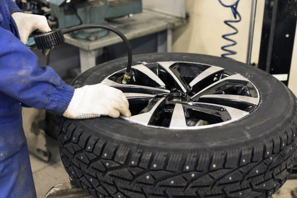 Sezónní Zimní Pneumatiky Servis Profesionální Mechanik Autoservisu Automobilové Kolo Stroji — Stock fotografie