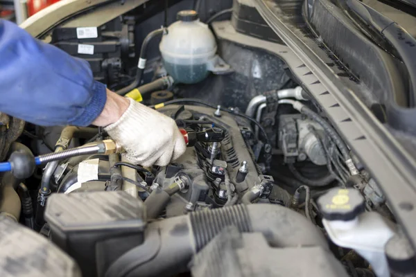 Naprawa Samochodu Stacji Benzynowej Ręce Profesjonalnego Mechanika Trzymają Narzędzie Wymiana — Zdjęcie stockowe