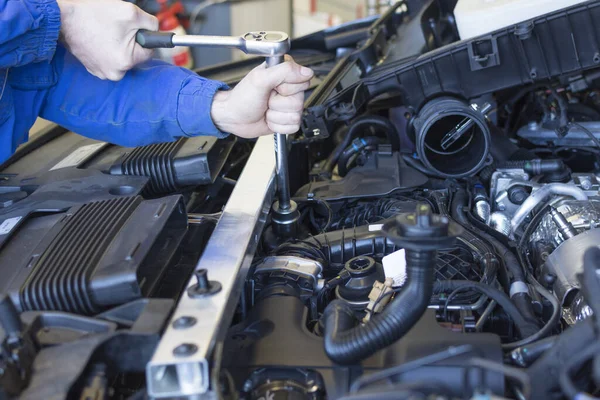 Naprawa Samochodu Stacji Benzynowej Profesjonalny Mechanik Trzyma Narzędzie Rękach — Zdjęcie stockowe