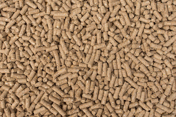 Гранулы корма крупным планом. Фоновая текстура
