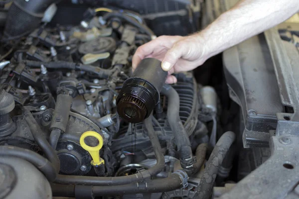 Autoreparatur Autoservice Die Hände Eines Professionellen Mechanikers Halten Einen Alten — Stockfoto