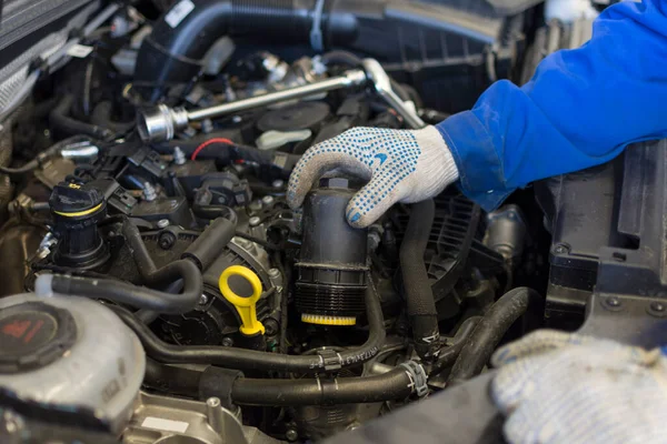 Reparación Coches Servicio Coches Las Manos Mecánico Profesional Sostienen Nuevo — Foto de Stock