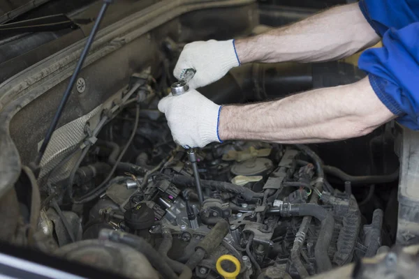 Autoreparatur Einer Tankstelle Die Hände Eines Professionellen Mechanikers Halten Ein — Stockfoto