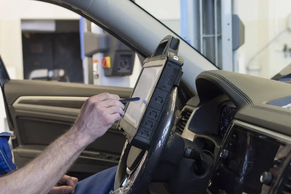 Mecânico Profissional Diagnostica Carro Serviço Carro Diagnóstico Elétrico Carro — Fotografia de Stock