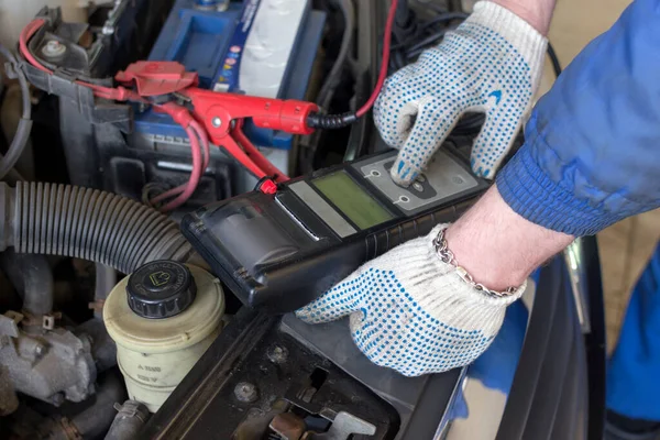 Ein Professioneller Automechaniker Arbeitet Einem Autoservice Mechanischer Service Mit Multimeter — Stockfoto