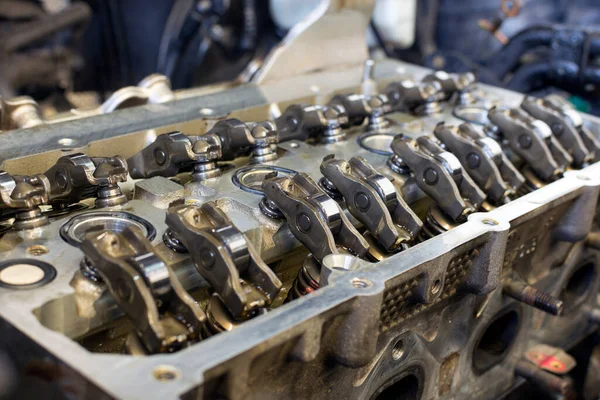 近代的な車のエンジン修理 中央の修理フォーカスのための車の上に分解エンジン 技術写真 — ストック写真