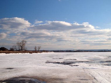 Bahar nehri, buz eriyor. Rus bahar doğası. Rusya, Ural, Perm Bölgesi        