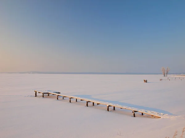 傍晚时分 在雪河上 一个小码头上 俄罗斯乌拉尔 — 图库照片