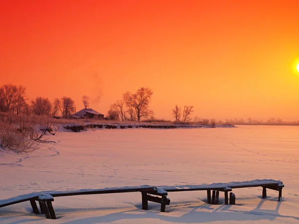 在结冰的河上落日 在远处 你可以看到俄罗斯村庄 Winter Russia Ural Perm Region — 图库照片