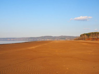 Sahil, baharda sahil. Rus bahar doğası. Rusya, Ural, Perm Bölgesi