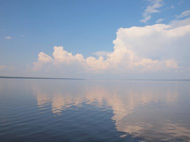 Nehrin üzerinde bulutlar olan güzel bir gökyüzü. Rus yaz doğası. Rusya, Ural, Perm bölgesi