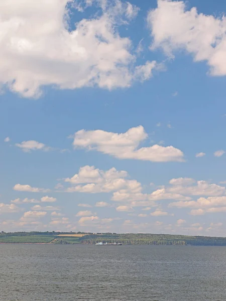 Letni Krajobraz Dużą Rzeką Pięknym Niebem Statek Unosi Się Oddali — Zdjęcie stockowe