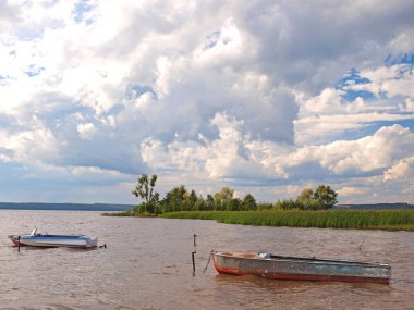 River Körfezi. Bulutlu güzel bir gökyüzü. Balıkçı tekneleri. Rus yaz doğası. Rusya, Ural, Perm bölgesi