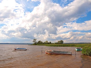 River Körfezi. Bulutlu güzel bir gökyüzü. Balıkçı tekneleri. Rus yaz doğası. Rusya, Ural, Perm bölgesi