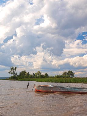 River Körfezi. Bulutlu güzel bir gökyüzü. Balıkçı tekneleri. Rus yaz doğası. Rusya, Ural, Perm bölgesi