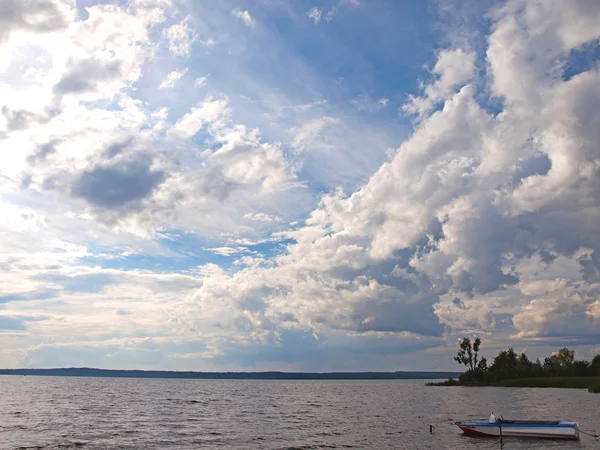 Rivierbaai Mooie Lucht Met Wolken Vissersboten Russische Zomer Natuur Rusland — Stockfoto