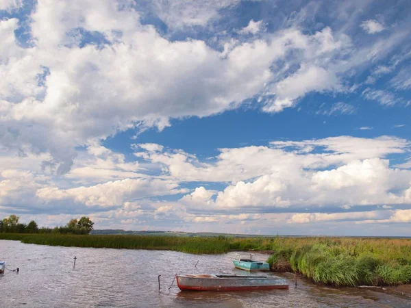 Ρίβερ Μπέι Όμορφος Ουρανός Σύννεφα Αλιευτικά Σκάφη Ρωσική Καλοκαιρινή Φύση — Φωτογραφία Αρχείου