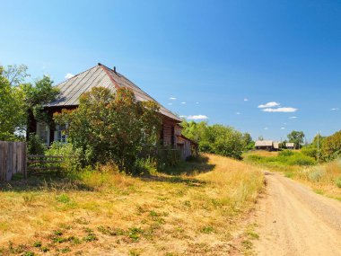 Köydeki eski bir Rus ahşap evi. Rus yaz doğası. Rusya, Ural, Perm bölgesi      