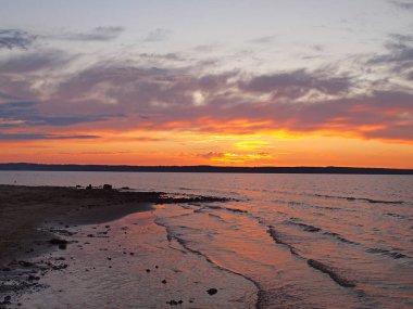 Büyük nehirde gün batımı. Yaz, Rusya, Ural, Perma Bölgesi
