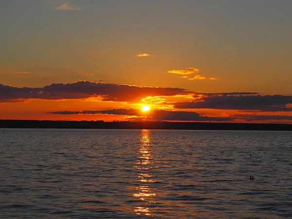 Puesta Sol Gran Río Costa Hermosas Nubes Verano Rusia Ural —  Fotos de Stock