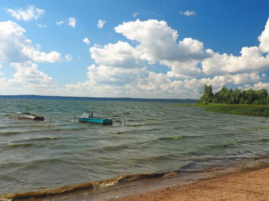 River Körfezi. Bulutlu güzel bir gökyüzü. Balıkçı tekneleri. Rus yaz doğası. Rusya, Ural, Perm bölgesi