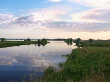 River Körfezi. Yaz akşamı, güzel gökyüzü. Rus yaz doğası. Rusya, Ural