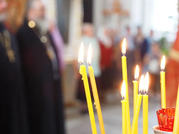 Gyertyákat Éget Egy Ortodox Templomban — Stock Fotó