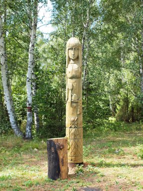 Antik Slav tanrıları, putlar. Ayinler, tarikat. Unutulmuş tanrılar. Ormandaki tahta heykeller. Yaz. - Rusya. Ural
